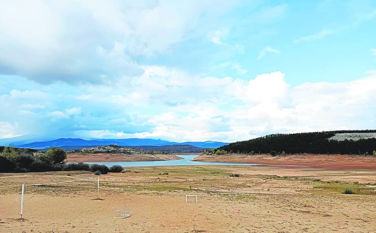 El embalse de Aguilar, en la provincia de Palencia, a menos del 14 por ciento de su capacidad, con 33,5 hectómetros cúbicos de agua de los 247 disponibles