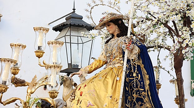 La Virgen luce como estreno una nueva peluca, un rosario y aderezo de joyas