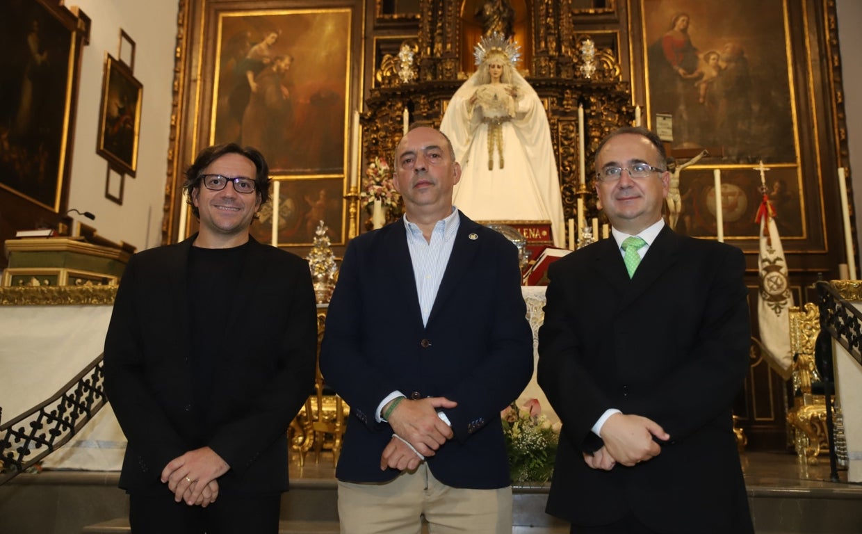 Clemente Mata, Enrique Aguilar y Luis Miranda, antes del estreno del himno para la coronación, este viernes en Capuchinos