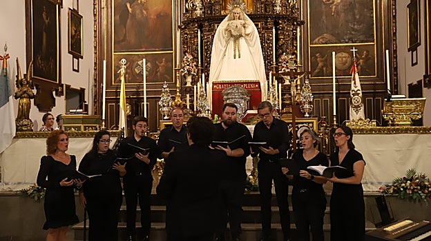 El octeto de cámara del Cabildo, durante la interpretación del himno