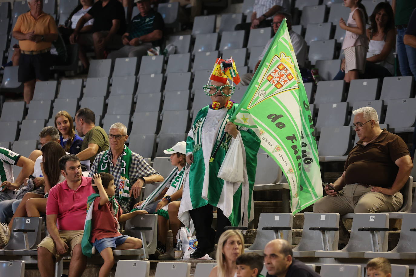 El ambientazo en El Arcángel en el Córdoba CF - Rayo Majadahonda, en imágenes