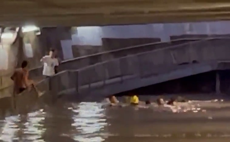 El espectacular rescate de un hombre atrapado en un túnel inundado en Mataró