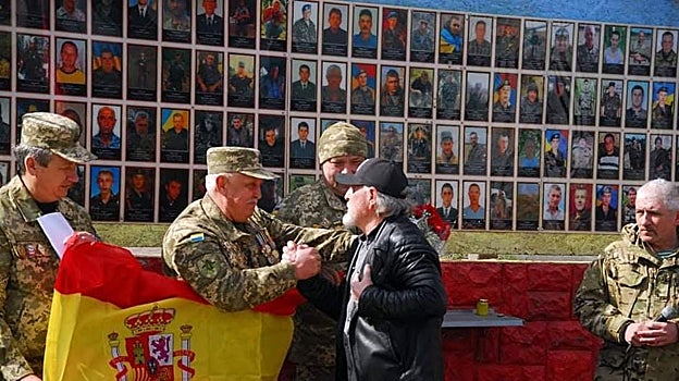 Imagen de archivo de Mario recibiendo el reconocimiento del ejército ucraniano