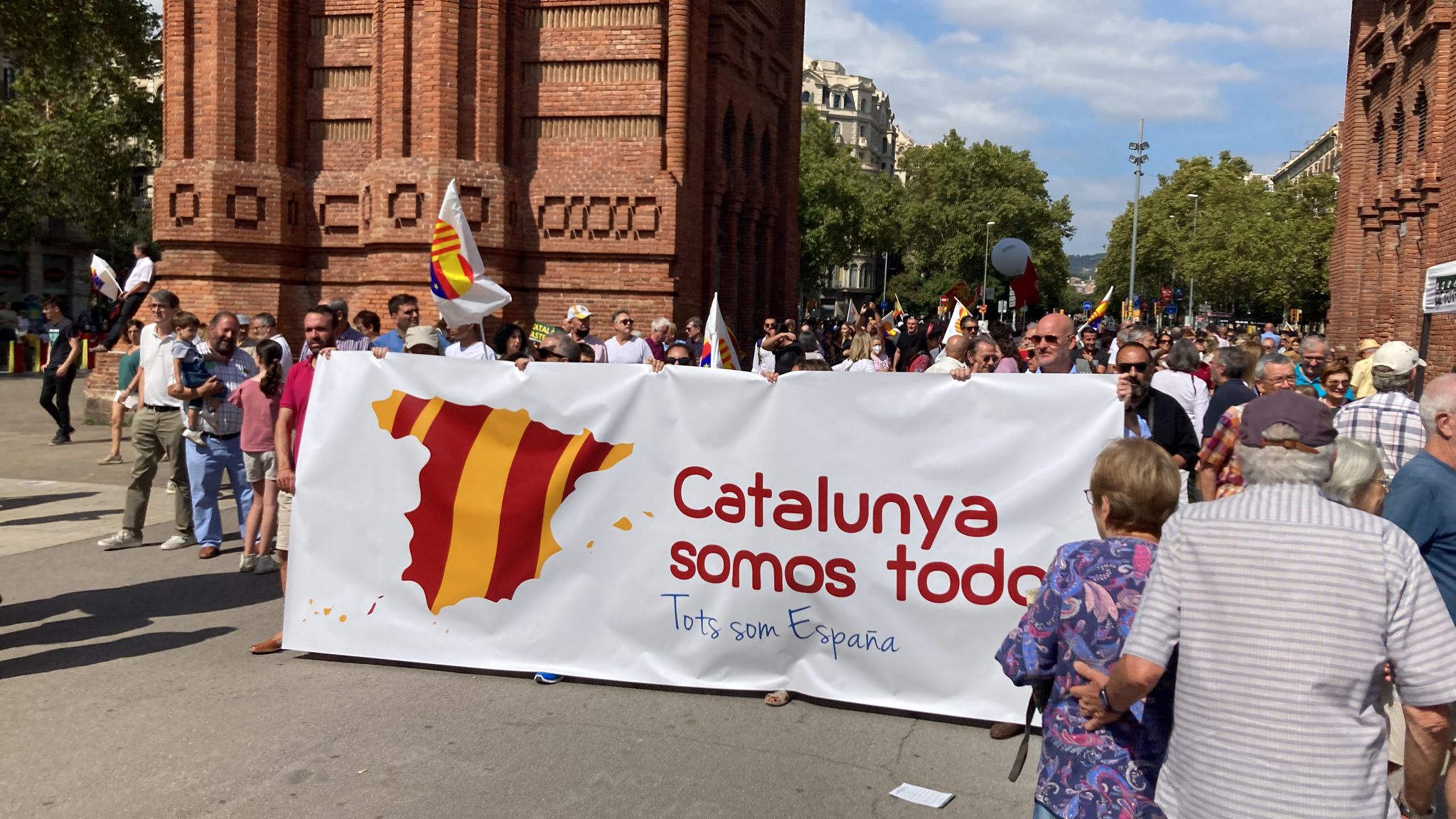'Catalunya somos todos', otro de los lemas vistos durante la marcha por el castellano que se celebra este domingo en Barcelona