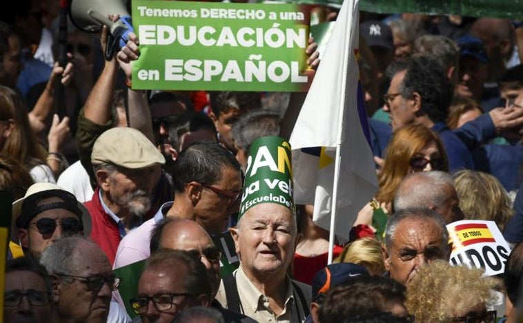 Una maestra en la marcha por el bilingüismo: «Nos imponen hablar en catalán con los alumnos»