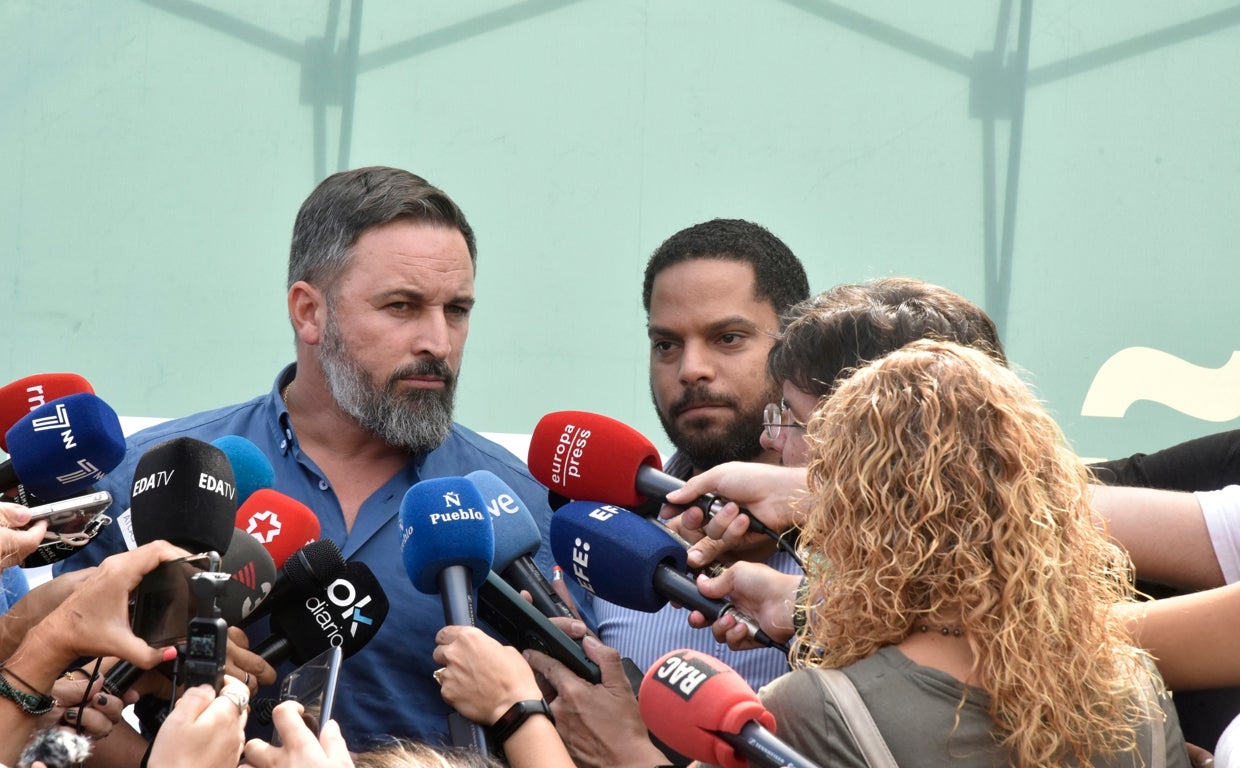 Santiago Abascal e Ignacio Garriga, este domingo en Barcelona, en declaraciones a los medios