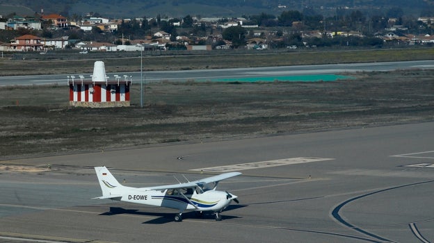 Una aeronave en la pista del aeropuerto junto al sistema VOR de identificación