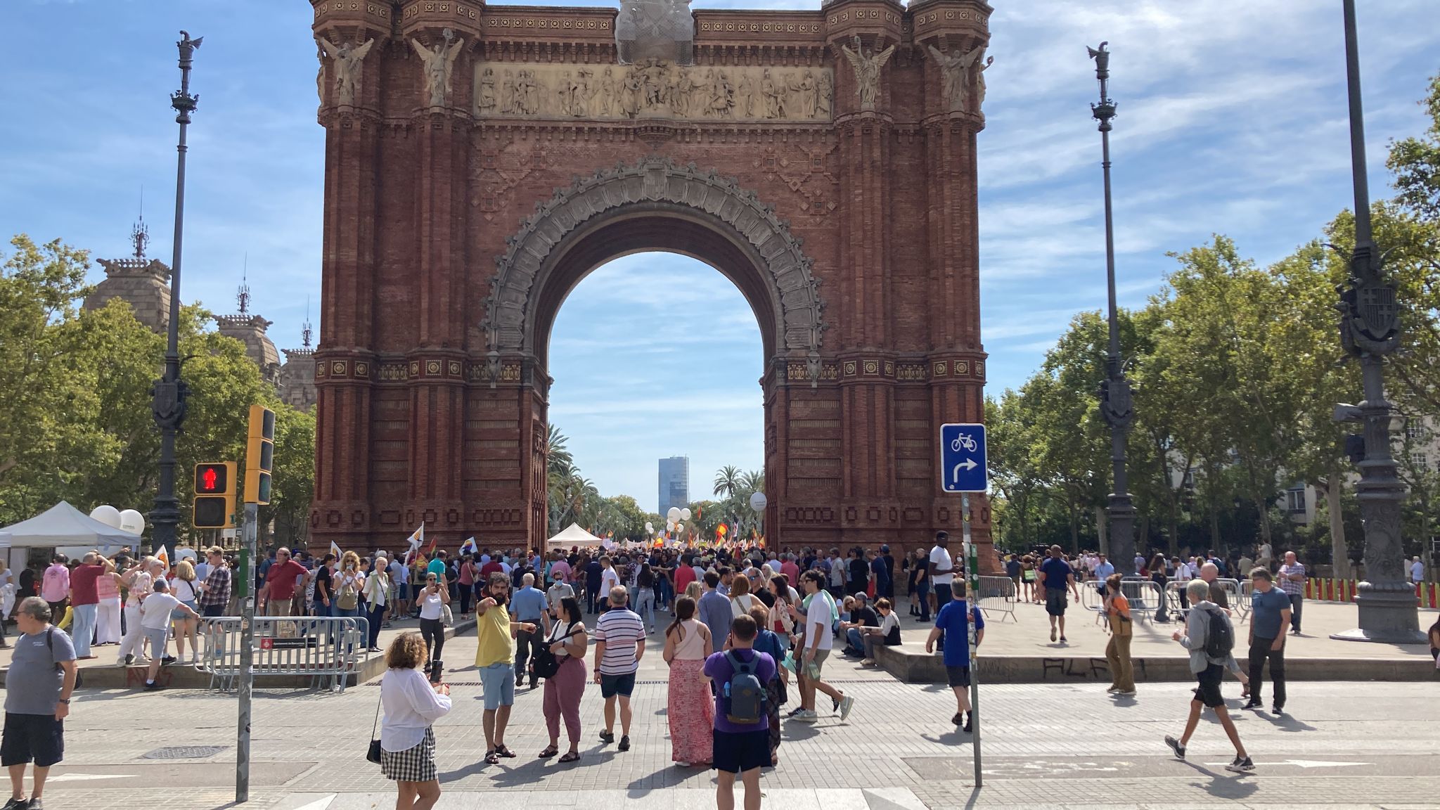 Ambiente cerca del Arco del Triunfo durante la manifestación por el castellano organizada por la plataforma Escuela para Todos
