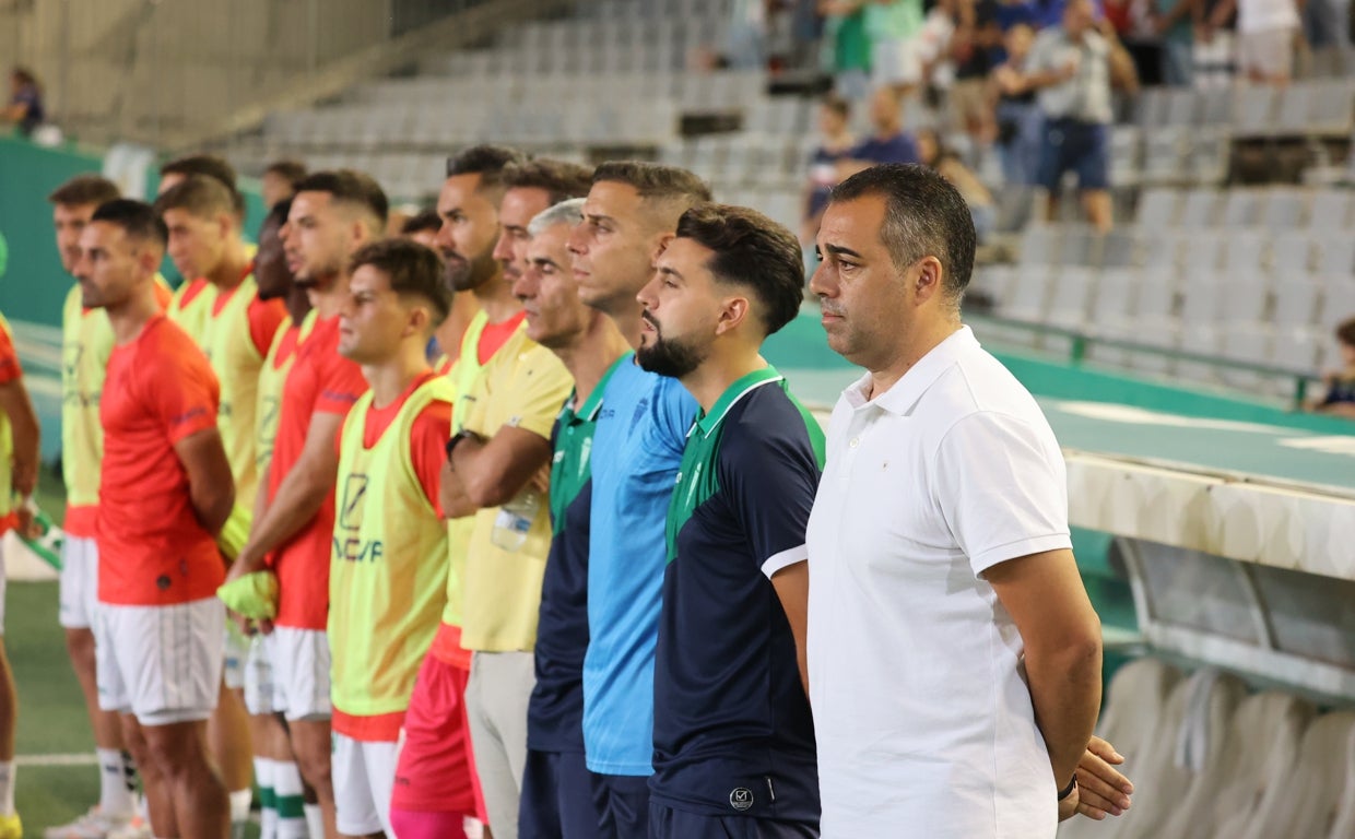 El técnico blanquiverde Germán Crespo junto a su cuerpo técnico