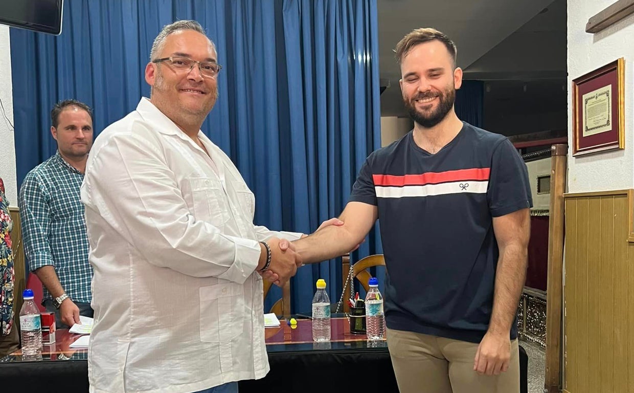 Matías Casillas, a la derecha, felicitado por el hasta ahora hermano mayor, Francisco Carbonero