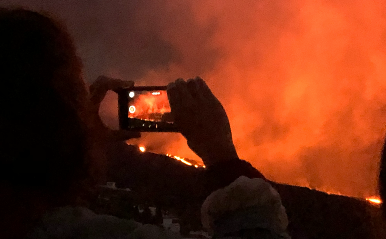 Un visitante fotografía el volcán desde Tajuya en noviembre de 2021