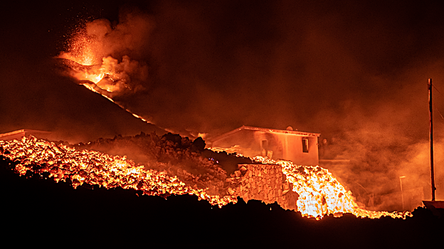 Cascada de lava, bajo una vivienda