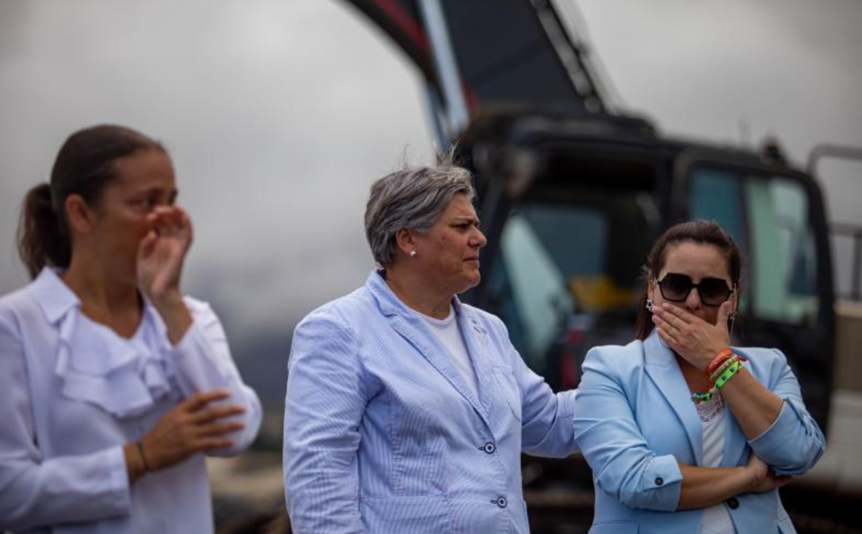 Vecinas representantes de los barrios afectados y Noelia García Leal, alcaldesa de Los Llanos, muestran su dolor