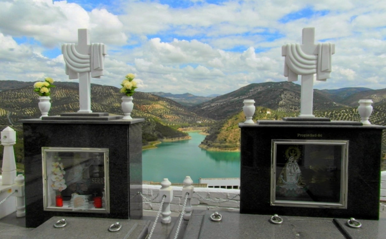 Tumbas en el cementerio de Iznájar