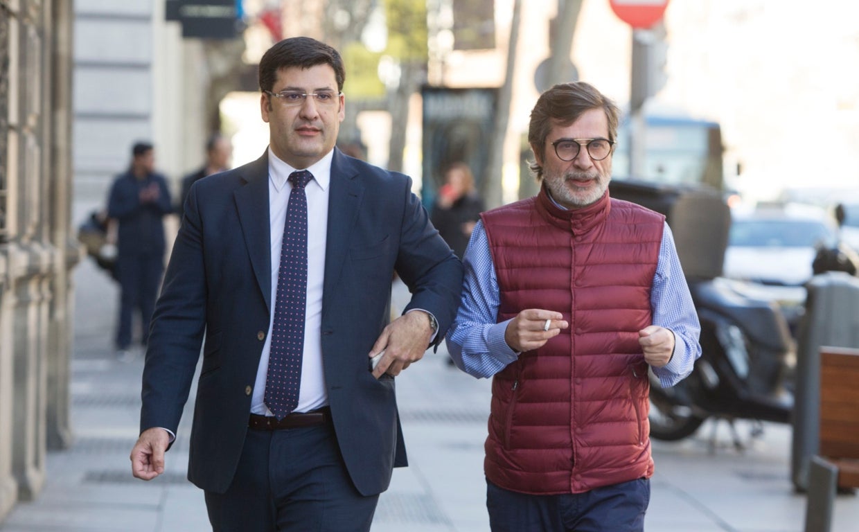 Jesús León y Carlos González, durante la venta del clubi