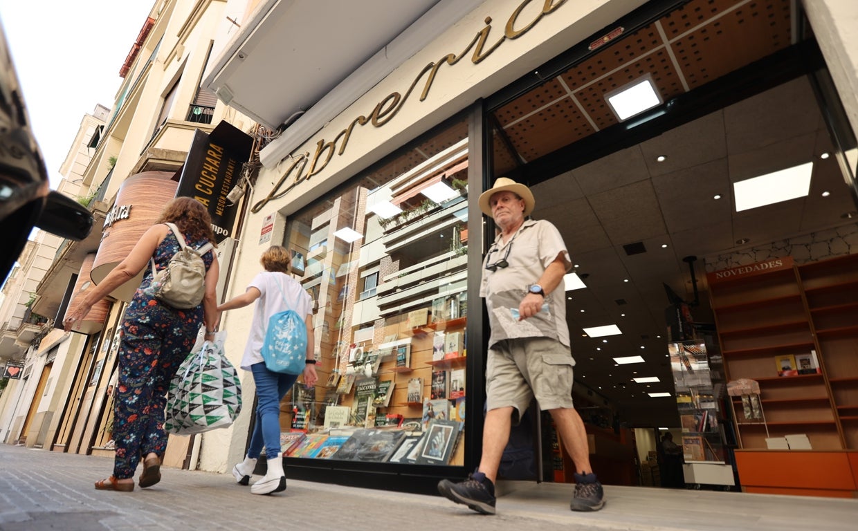 Primeros clientes en la nueva sede de la librería en Fray Luis de Granada