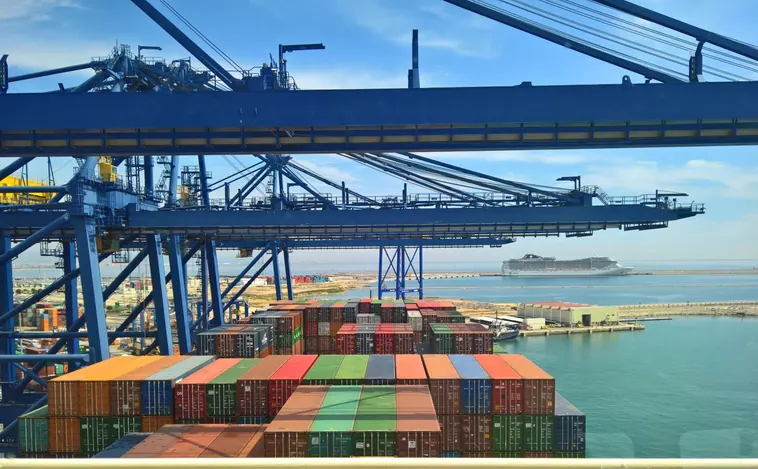 El puerto de Valencia anota máximos en contenedores de importación y desciende en transbordos