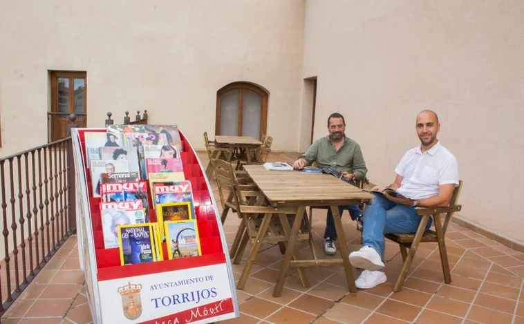 El alcalde Anastasio Arevalillo y el concejal de Cultura Fernando de Miguel en la nueva terraza