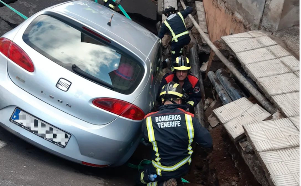 El socavón de la calle San Juan con Santa Gemma Galgani ocasionó daños en un vehículo