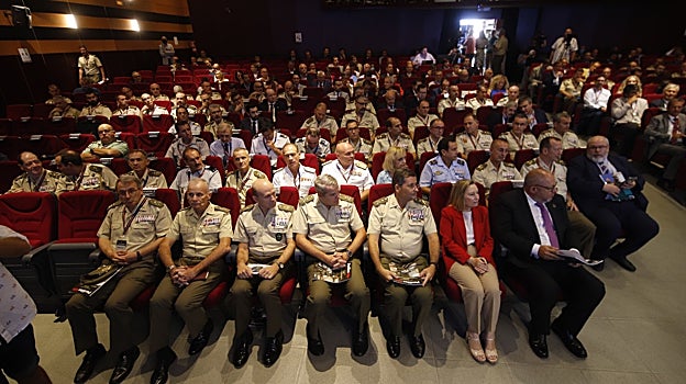 Militares presentes en el acto junto a la secretaria de Estado de Defensa, Amparo Valcarce, y el rector de la UCO, Manuel Torralbo