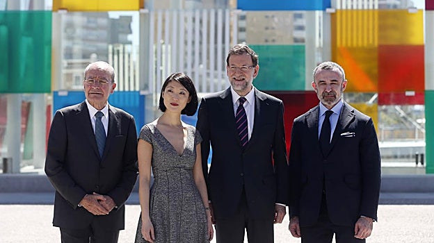 De la Torre, en la inauguración del Centre Pompidou de Málaga en 2015 junto a al expresidente del Gobierno, Mariano Rajoy; el presidente del Centre Pompidou, Alain Seban; y la ministra de Cultura y Comunicación de Francia, Fleur Pellerin