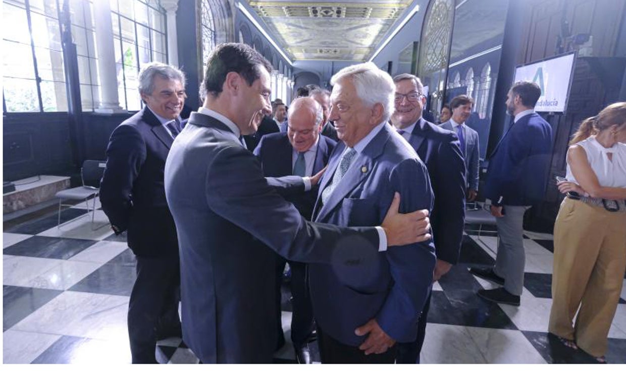 El presidente de la Junta, Juanma Moreno, junto al presidente de la Cámara de Comercio de Sevilla este miércoles en San Telmo