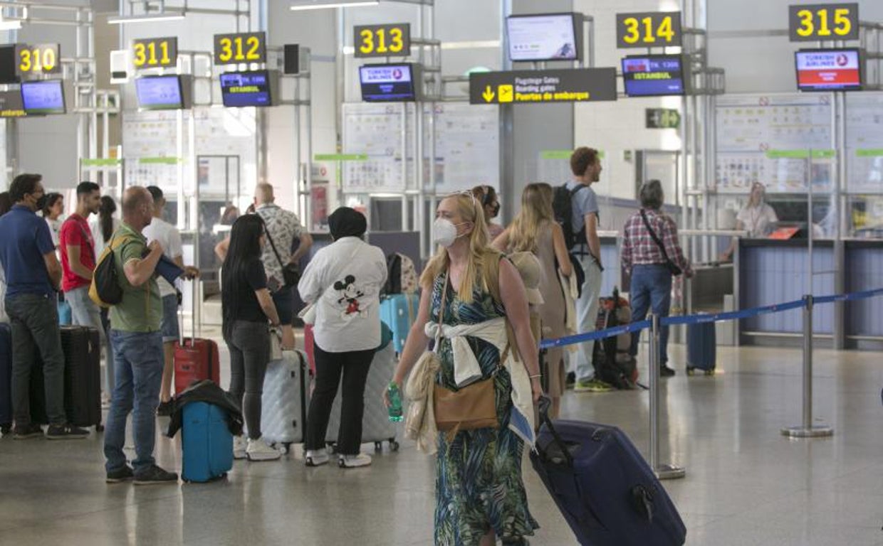 Imagen del aeropuerto de Málaga con los pasajeros usando las mascarillas