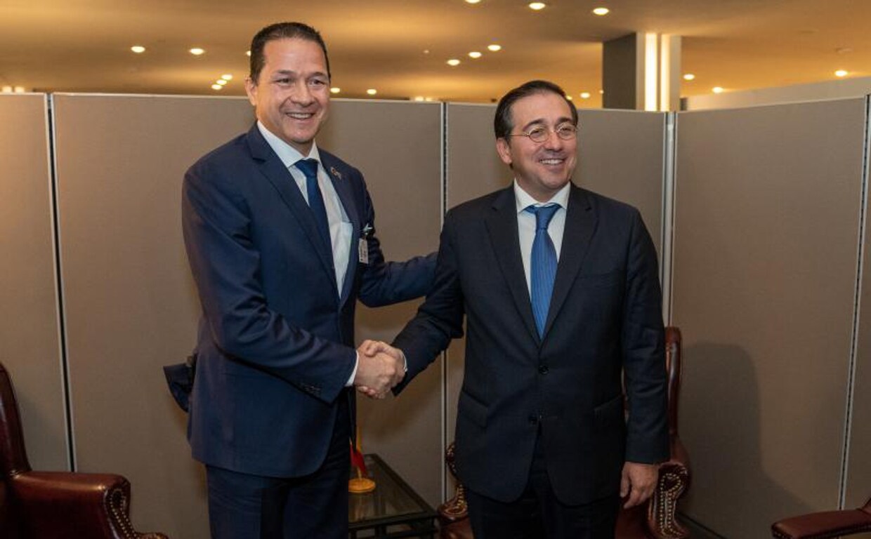 El ministro español de Asuntos Exteriores, José Manuel Albares (d), posa saludando a su homólogo venezolano, Carlos Faría, durante una reunión bilateral
