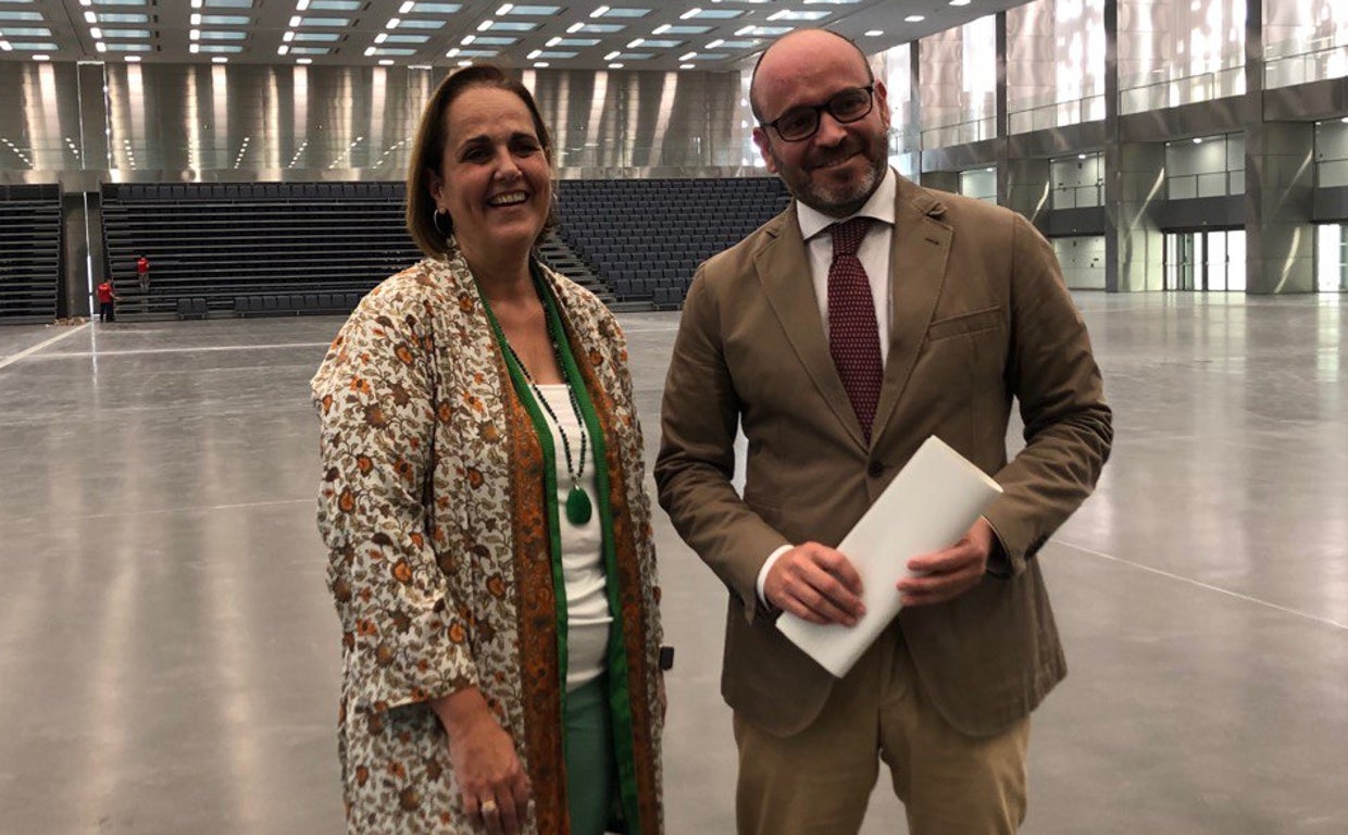 La concejal de Reactivación Económica y el edil de Recursos Humanos, hoy durante su comparecencia