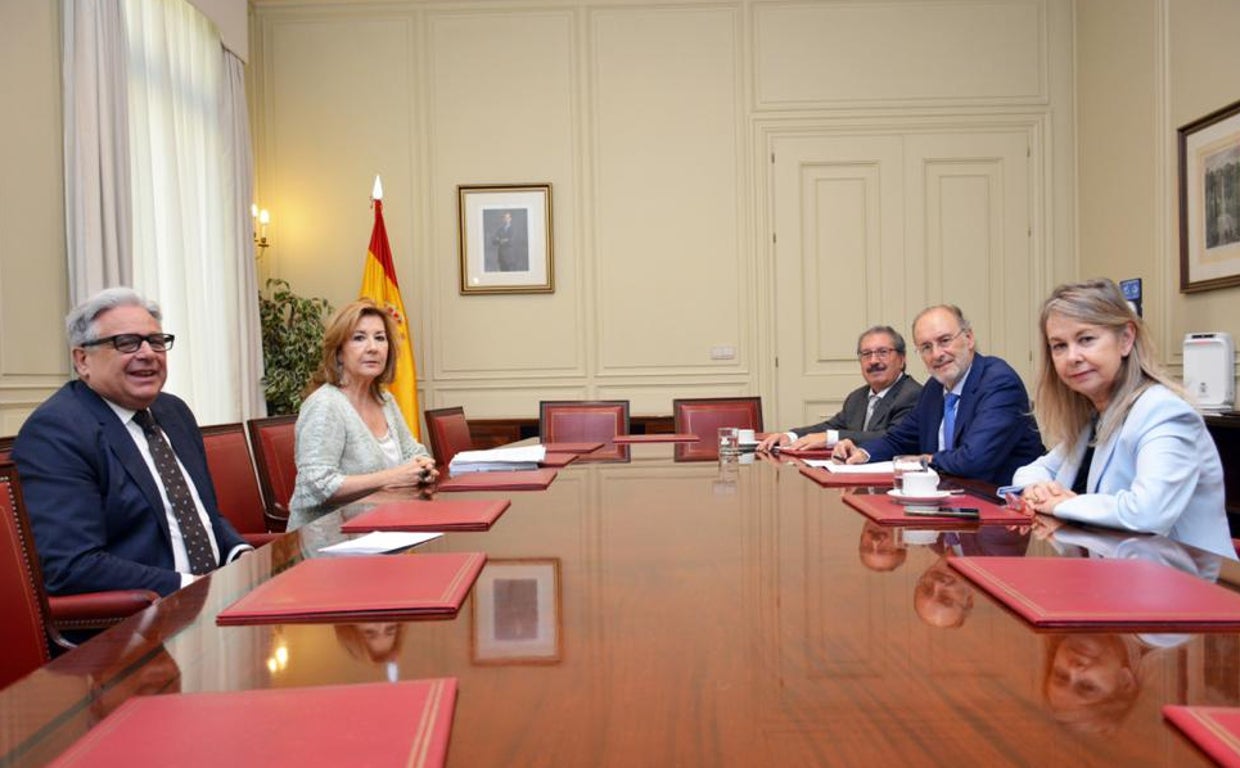 Los ‘negociadores’ de los bloques conservador (izquierda) y progresista (derecha), en la reunión de este miércoles