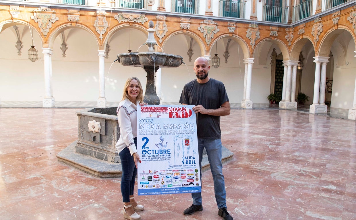 La delegada Ana Blasco y el concejal de Almodóvar Rubén López, con el cartel