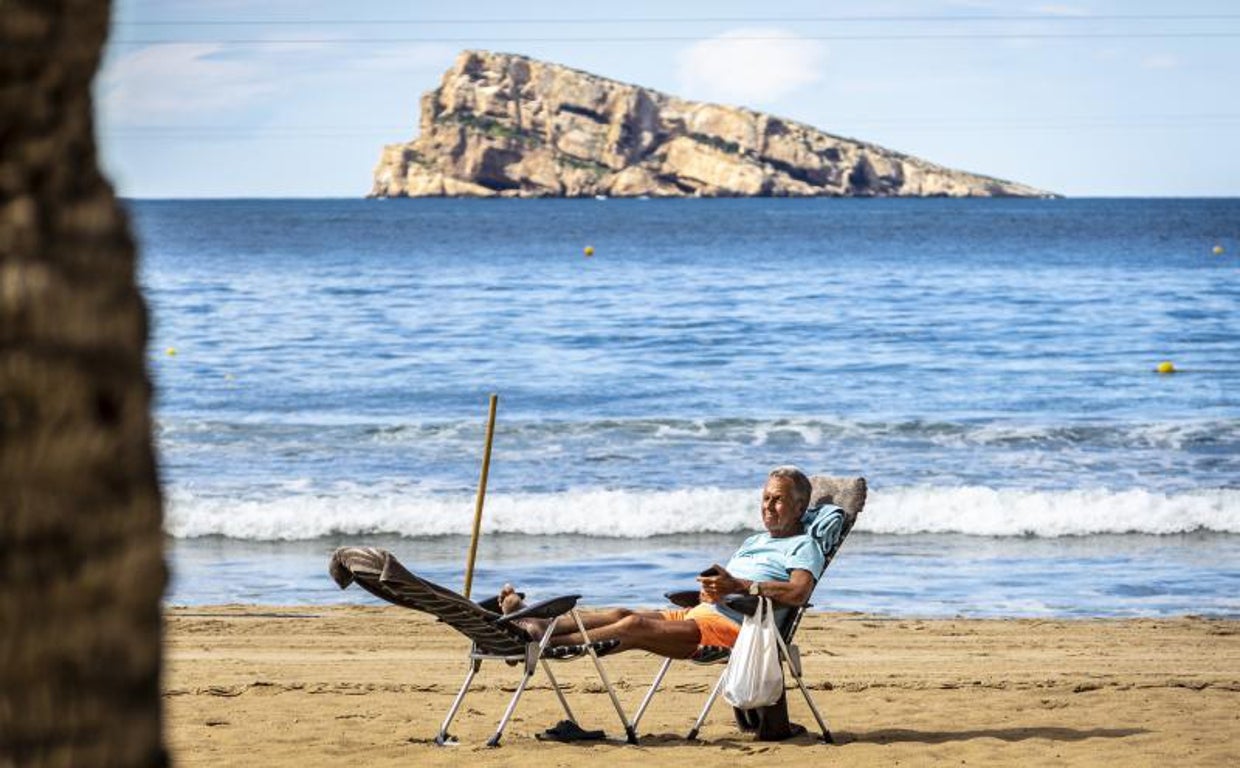 Un turista en la Playa de Levante de Benidorm