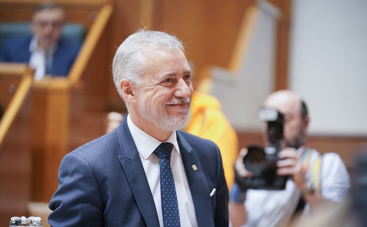 Iñigo Urkullu entraba sonriente en el Parlamento de Vitoria