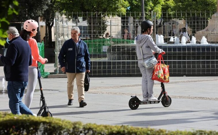 Hospitalizan en Alicante a un niño de 13 años al colisionar su patinete con un coche