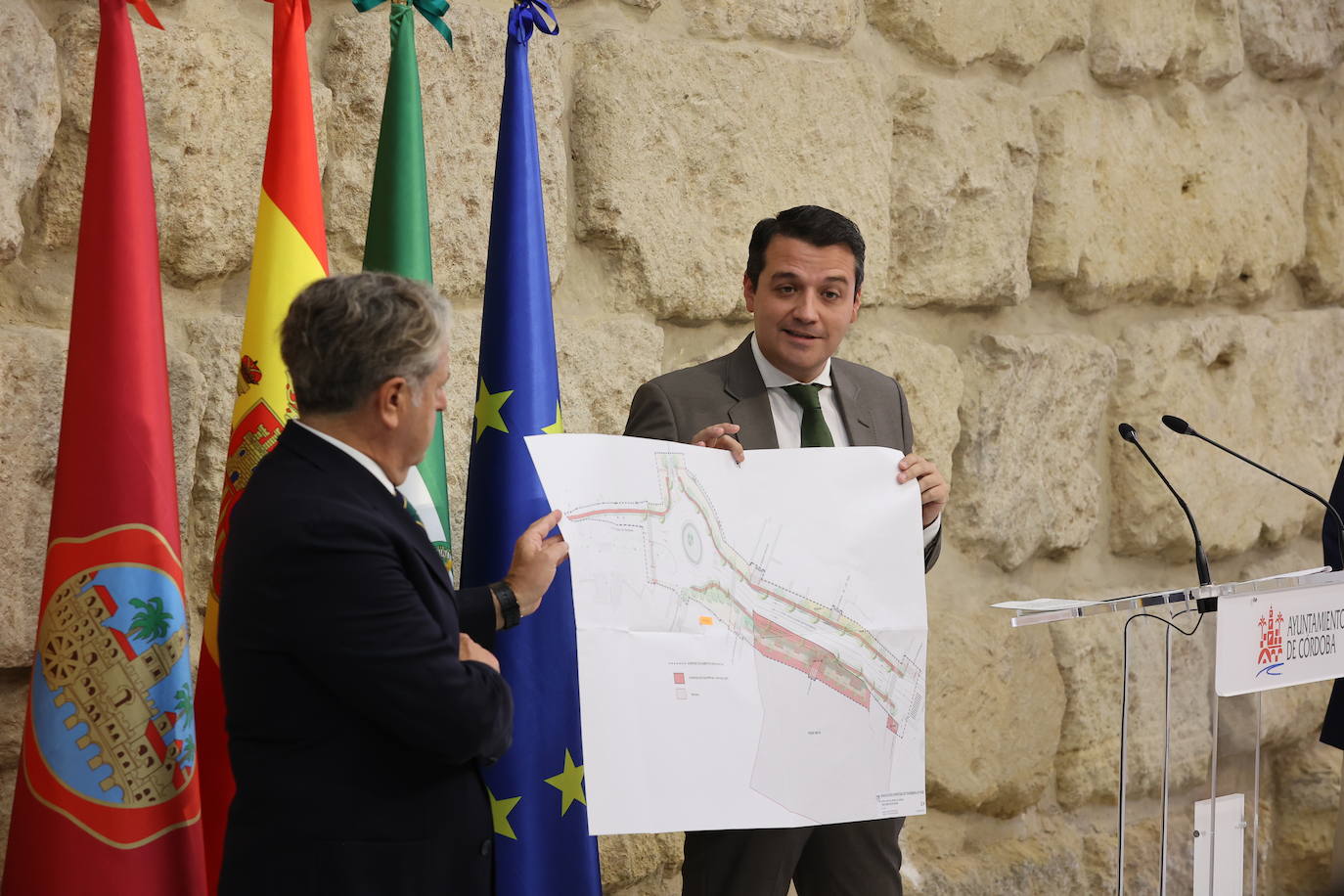 En imágenes, el tenso y polémico Pleno en el Ayuntamiento de Córdoba