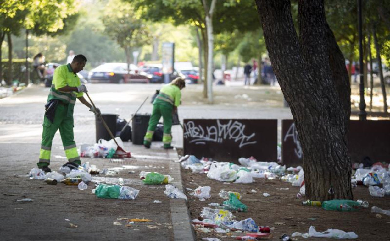 Los operarios municipales recogen los residuos tras un macrobotellón en Madrid