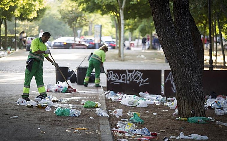 Dañar el patrimonio y ensuciar por botellón costará el triple: las claves de la nueva ordenanza de limpieza de Madrid