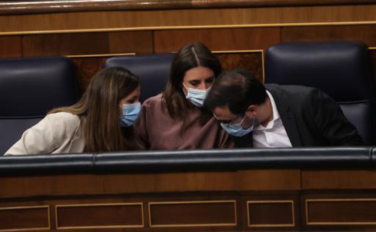 Las ministras y líderes de Podemos, Ione Belarra e Irene Montero, y el ministro y líder de IU, Alberto Garzón, durante un Pleno en el Congreso