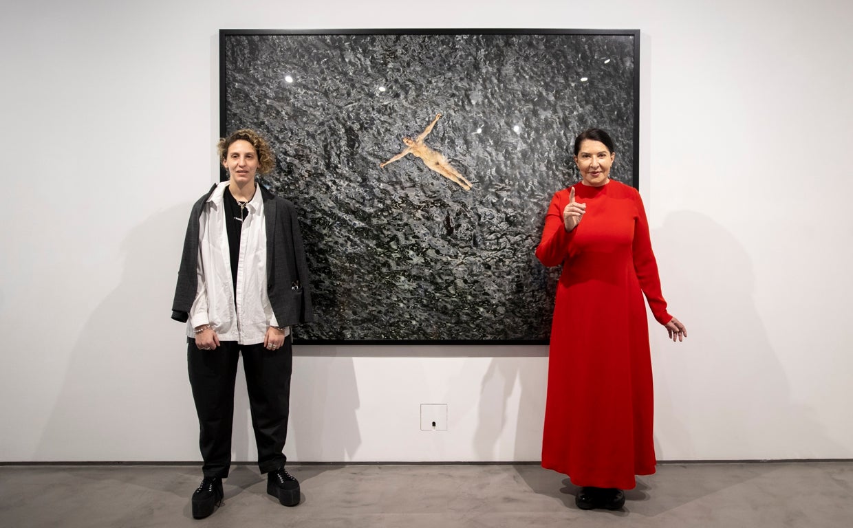 Marina Abramovic, a la derecha, con una de sus obras en una reciente exposición en Madrid