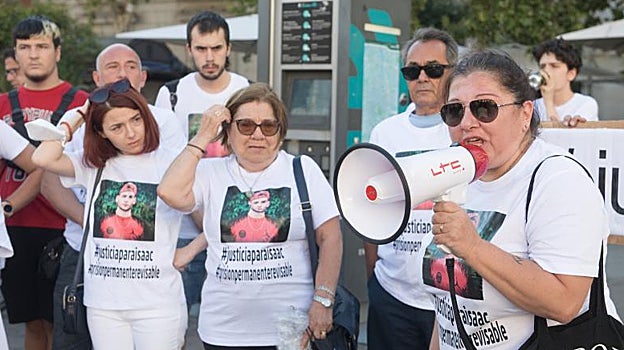 Nines Triano, el pasado agosto, protesta con su familia y más personas contra la salida de los tres menores