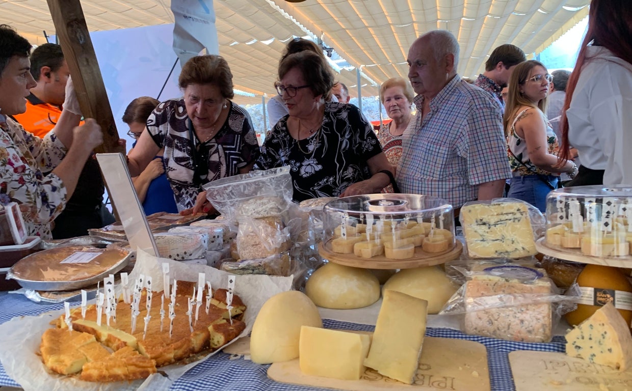 Asistentes a la Feria del Queso de Zuheros en uno de los stand habilitados
