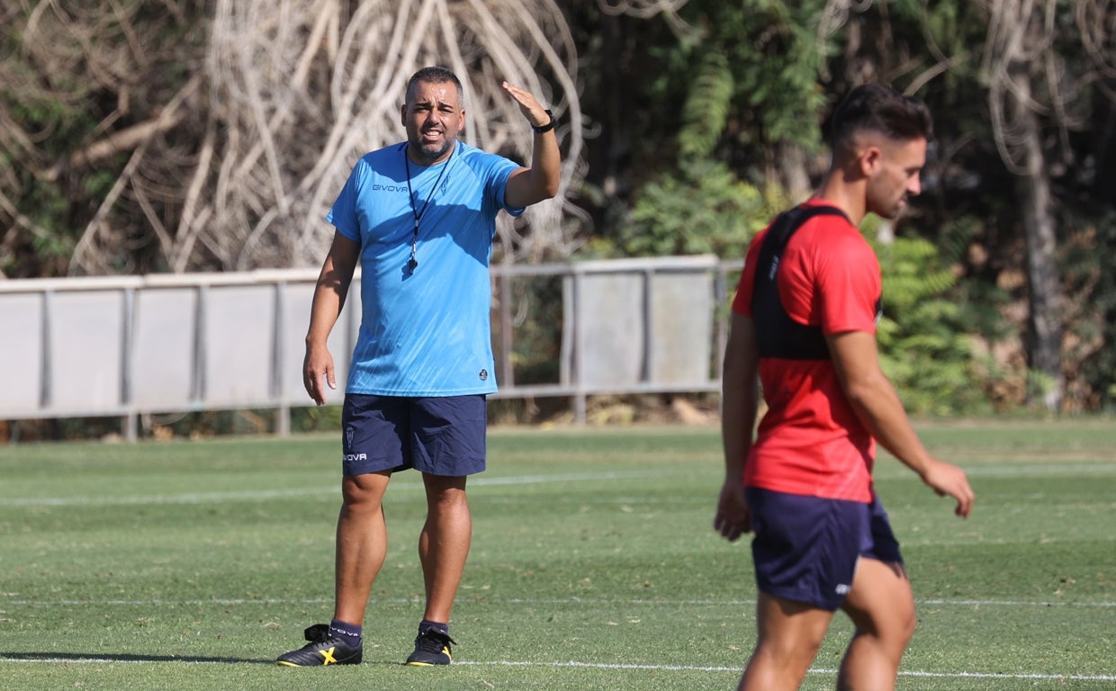 Germán Crespo da instrucciones a los suyos en la Ciudad Deportiva