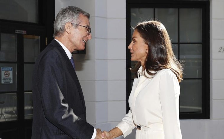 «Dame la mano como a un hombre»: el saludo de la Reina al embajador de España en EE.UU.