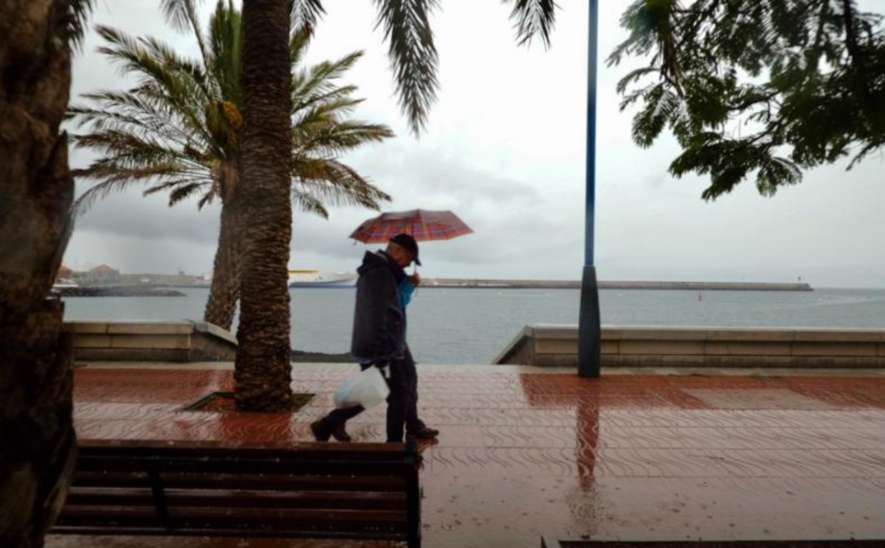 Un peatón se protege de la lluvia en La Gomera
