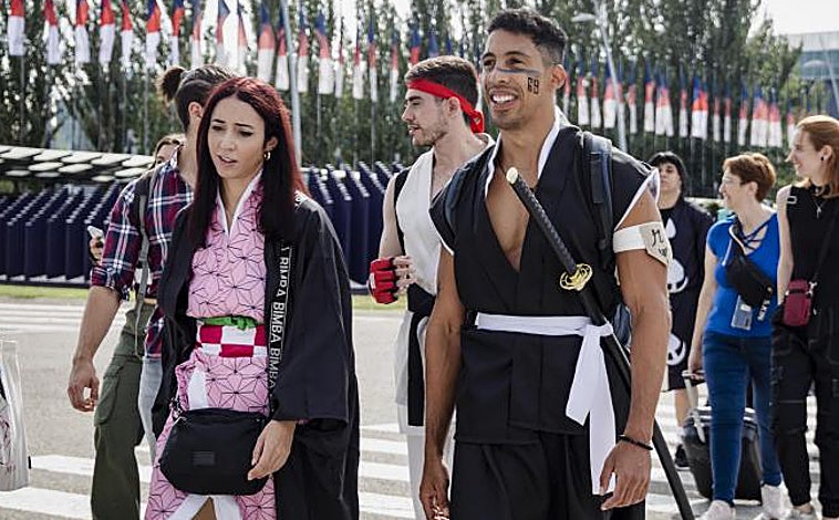 Imagen principal - Cientos de asistentes al evento desfilaban a la entrada con sus respectivos disfraces de superhéroes y otros personajes de ficción japonesa