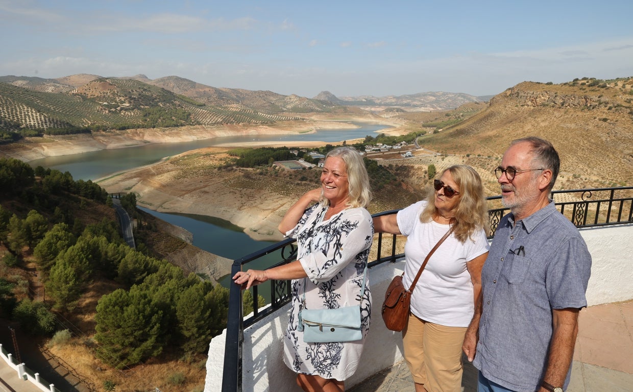 Joy, Susan y David bromean en un mirador de Iznájar con el embalse al fondo