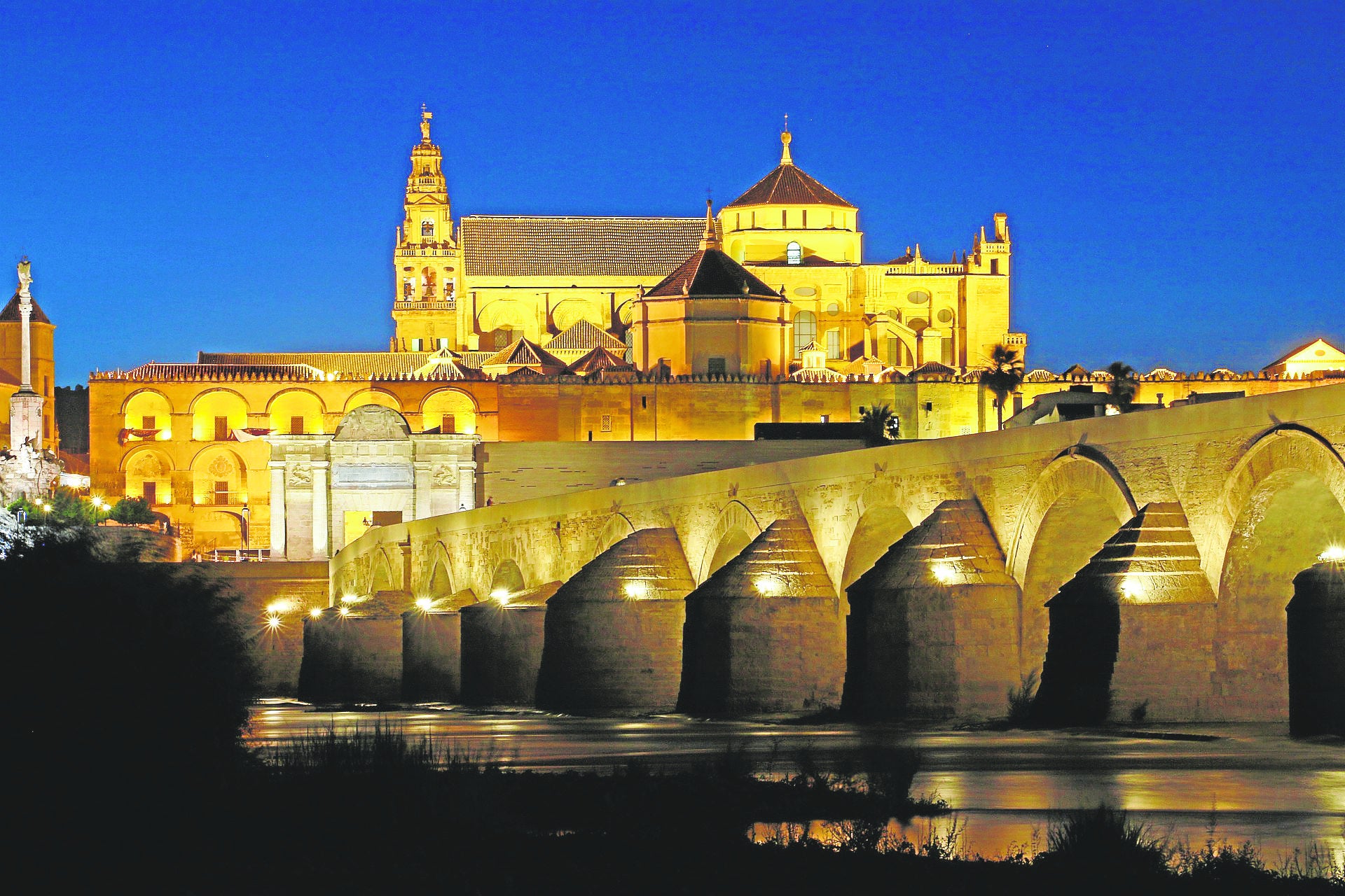 Panorámica de la zona patrimonio, con la Mezquita-Catedral, la Puerta y el Puente Romano