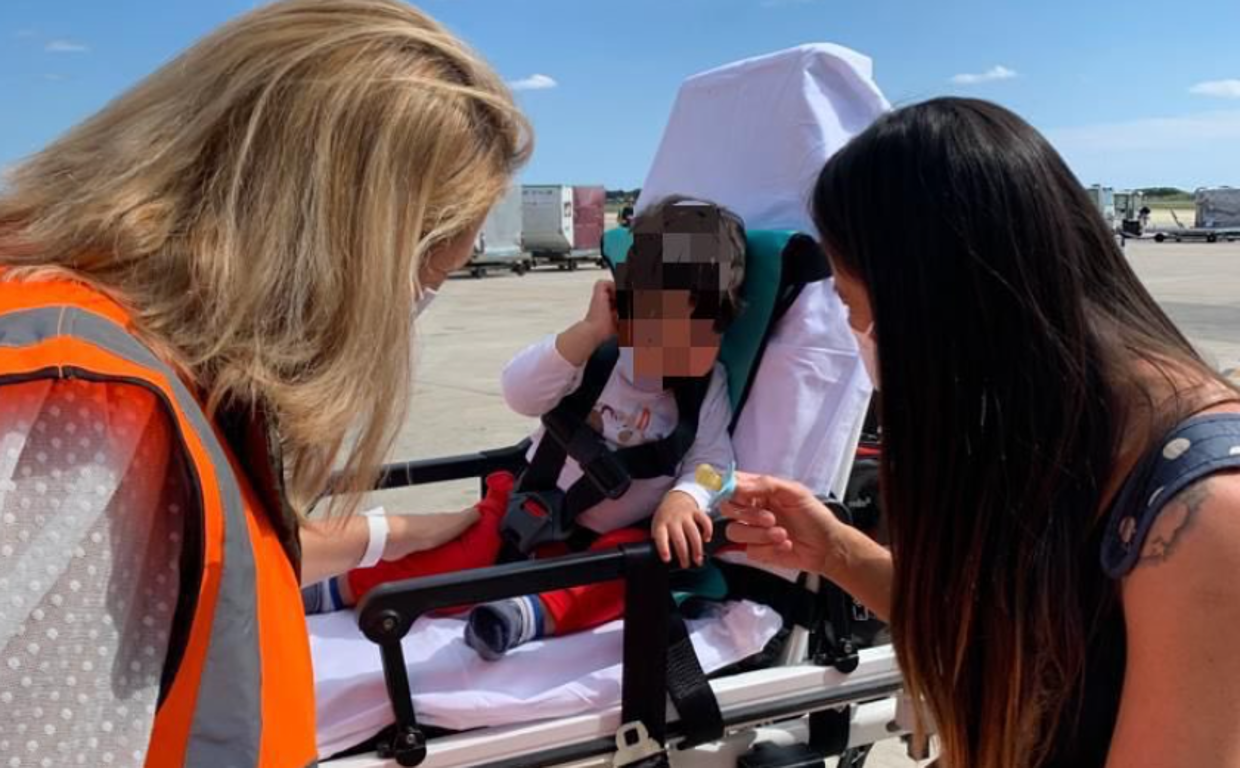 Mateo y su familia en su llegada a Barcelona