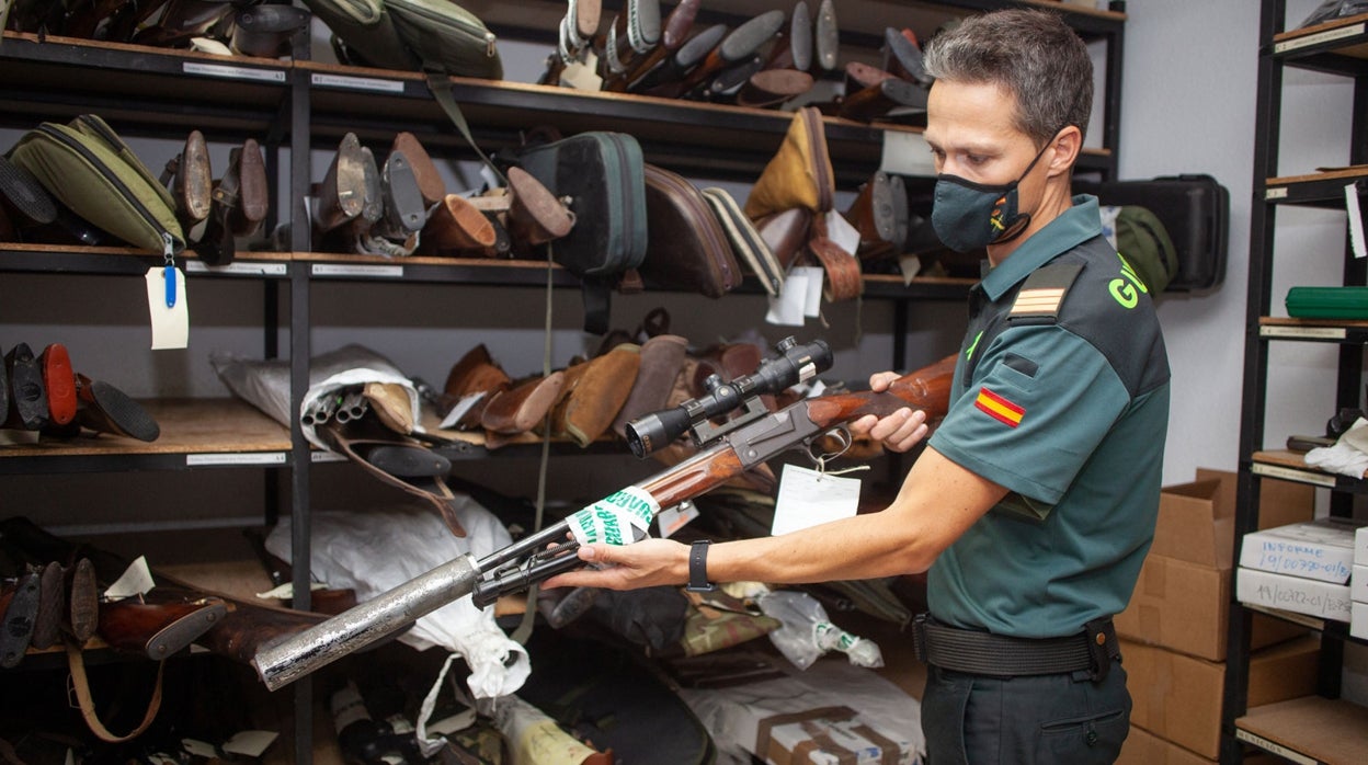 Reducidas a chatarra en un solo año 2.780 armas incautadas en Andalucía