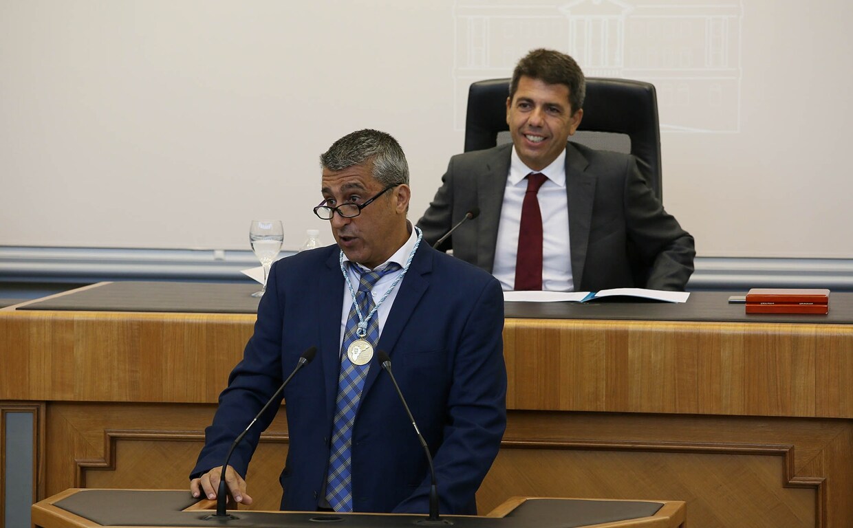 Eduardo Rodríguez Fernández, 'Alicantino de Adopción', en la Diputación de Alicante, con el presidente Carlos Mazón